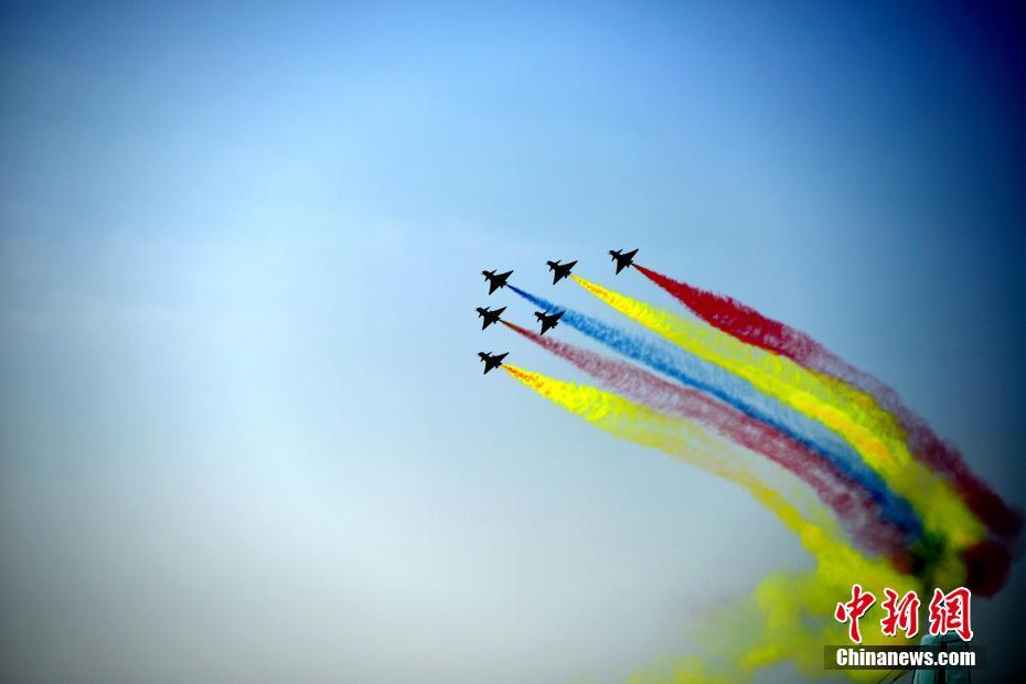 中國(guó)空軍八一飛行表演隊(duì)上演“空中芭蕾”。