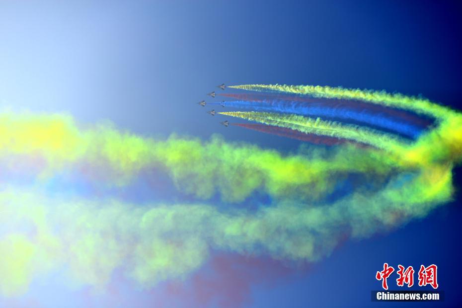中國(guó)空軍八一飛行表演隊(duì)上演“空中芭蕾”。